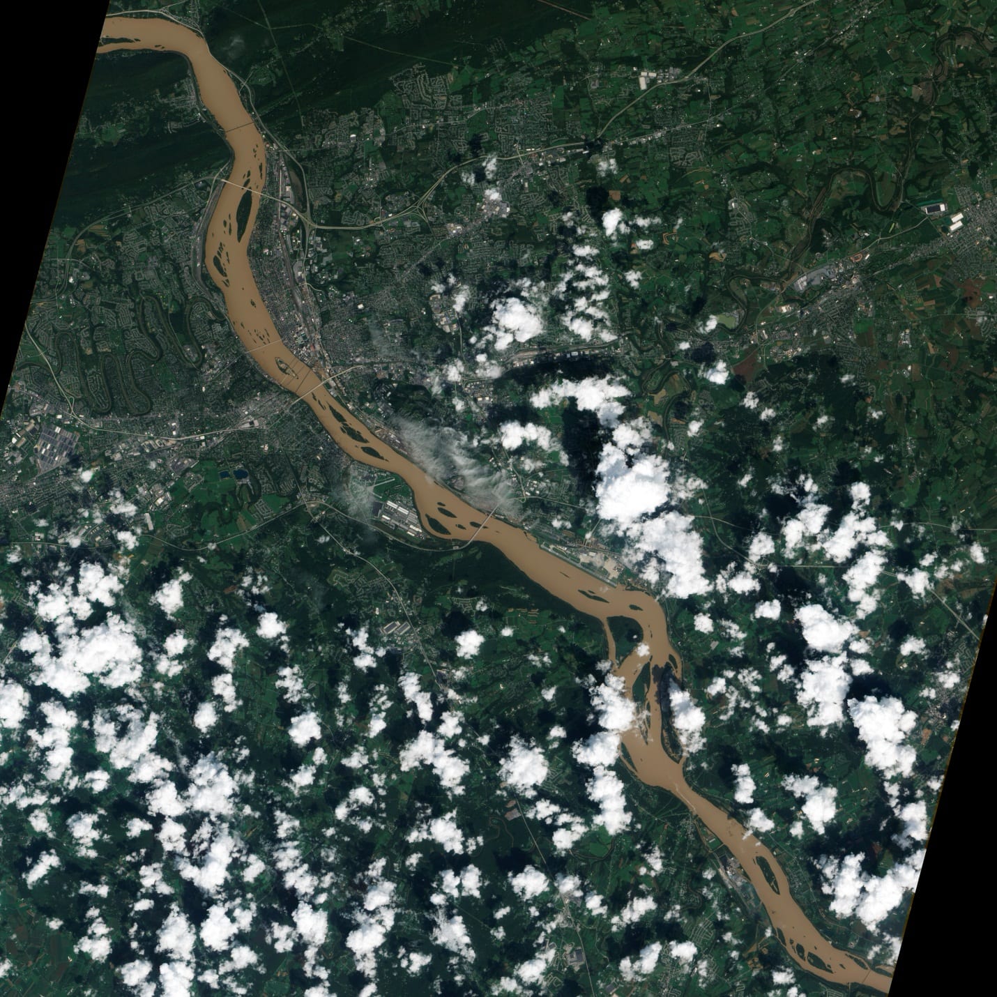 The Susquehanna flows through the city and appears confined within its embankments. Image Source: NASA Earth Observatory/Jesse Allen, Robert Simmon/ NASA EO-1 team