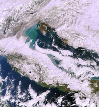 Satellite image of a snoy Italy. Creidt: ESA
