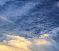 Photograph of cirrus clouds. Credit: http://www.flickr.com/photos/moosehead/2171263797/