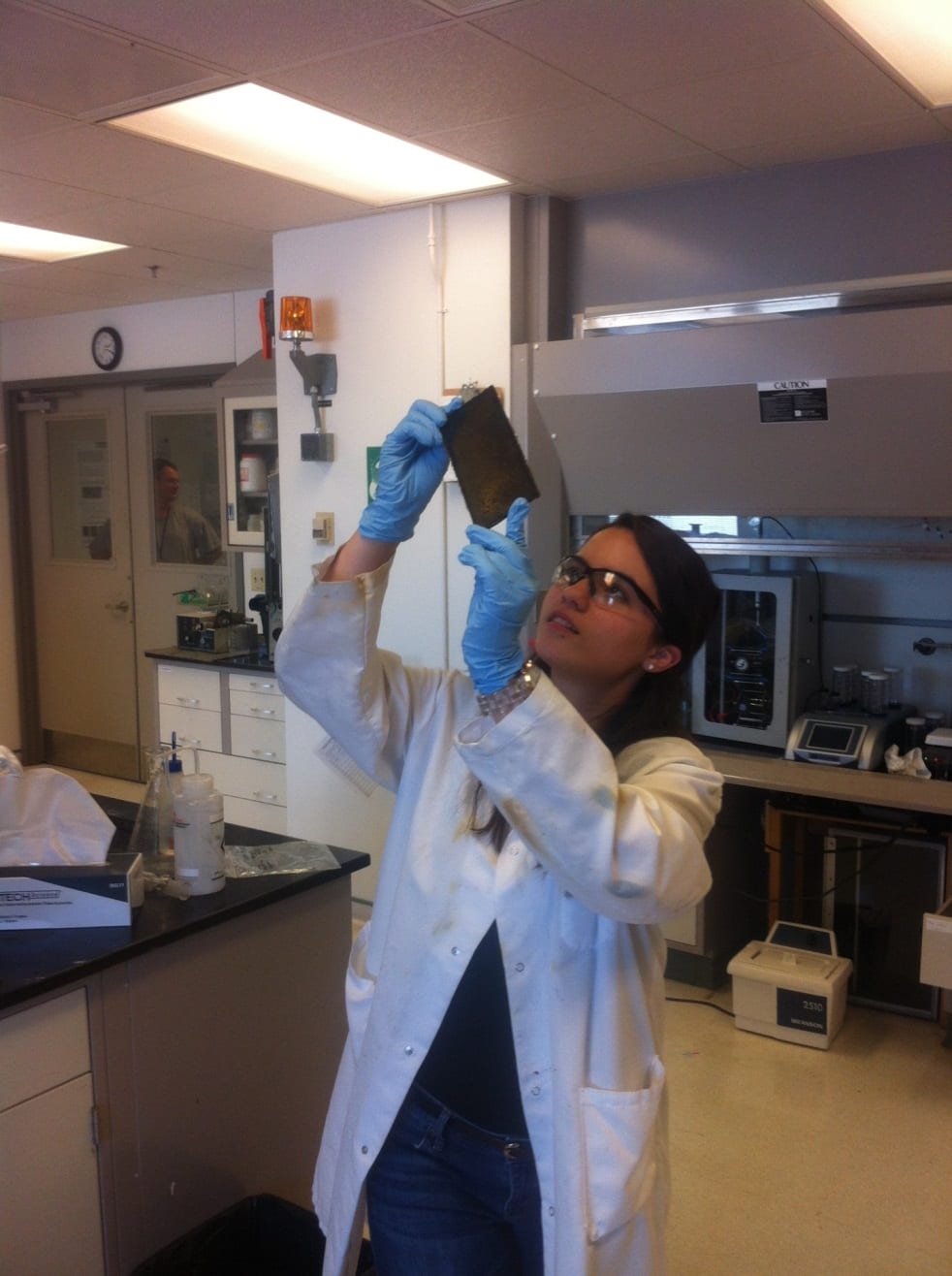 Photo of Valeria C. Arce GonzÌÁlez analyzing the dispersion of carbon nanotubes in an epoxy resin sample. Image Credit: URC.