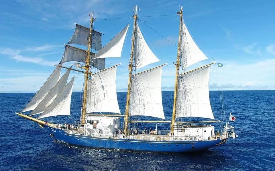 The sail training ship MIRAIE escorted the yacht race, on which microplastic survey and ocean literacy programme took place.