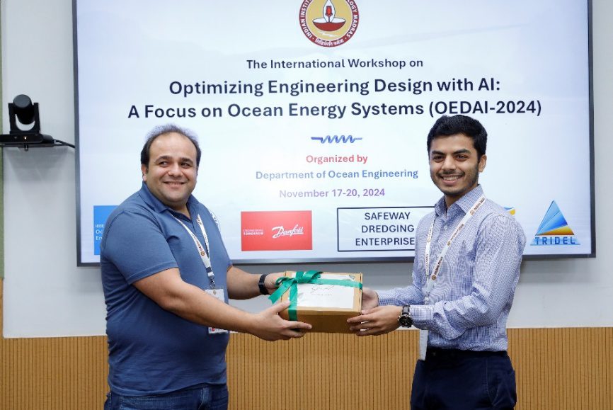 Dr.Emeel Kerikous (Session Chair) felicitates the invited speaker Mr. Bhanu Agarwal, founder of Serviceful Inc.
