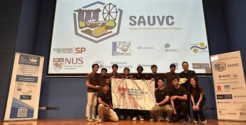 First prize winner from Nanyang Technological University, Singapore being given the award by Dr Lim Joo Ghee from Singapore Polytechnic
